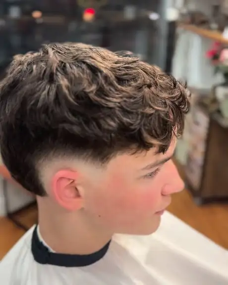 Wavy crop with a sharp skin fade